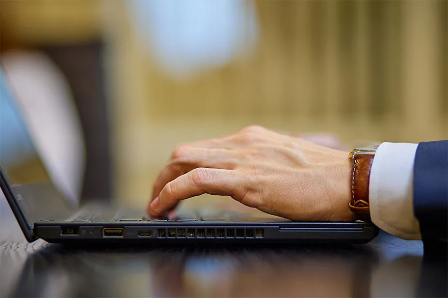 Erhvervsjurist der arbejder ved computer