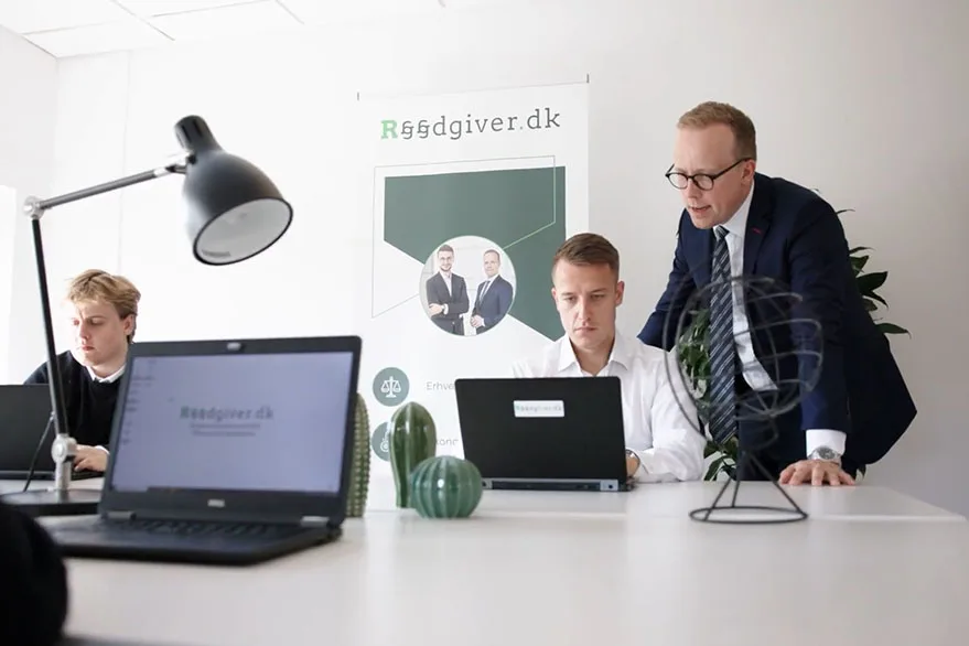 Mennesker på kontoret hos Raadgiver.dk
