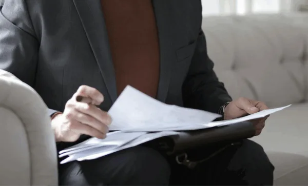 ejeraftaler -ApS-kontrakt-mand-med-kontrakt